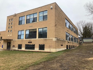 School building with drab lawn.